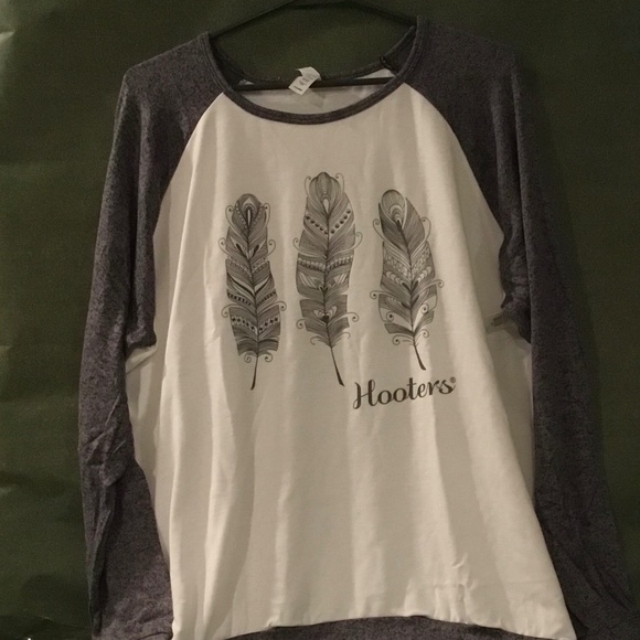 Women’s Hooters In Your Face Feather Print Long Sleeve Tee Pullover XL - Picture 1 of 6